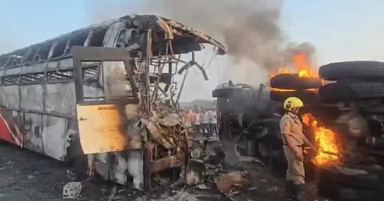 যাত্রীবাহী বাসের সঙ্গে লরির সংঘর্ষ